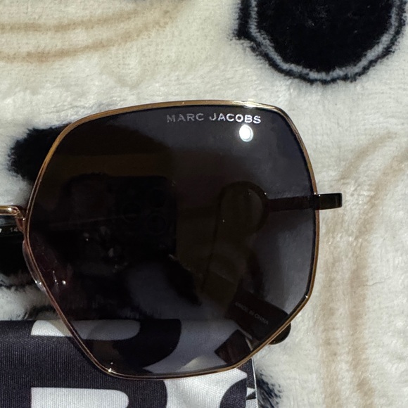 Marc Jacobs Unisex Black Sunglasses with Yellow Case - Picture 3 of 8